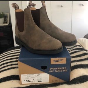 VGUC Blundstone boots size 10. only wore them once or twice. NO BOX!